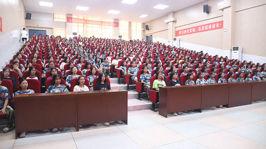 時(shí)光不語(yǔ)，靜待花開(kāi)——懷化市新晃恒雅高級中學(xué)舉辦女生青春期健康教育講座