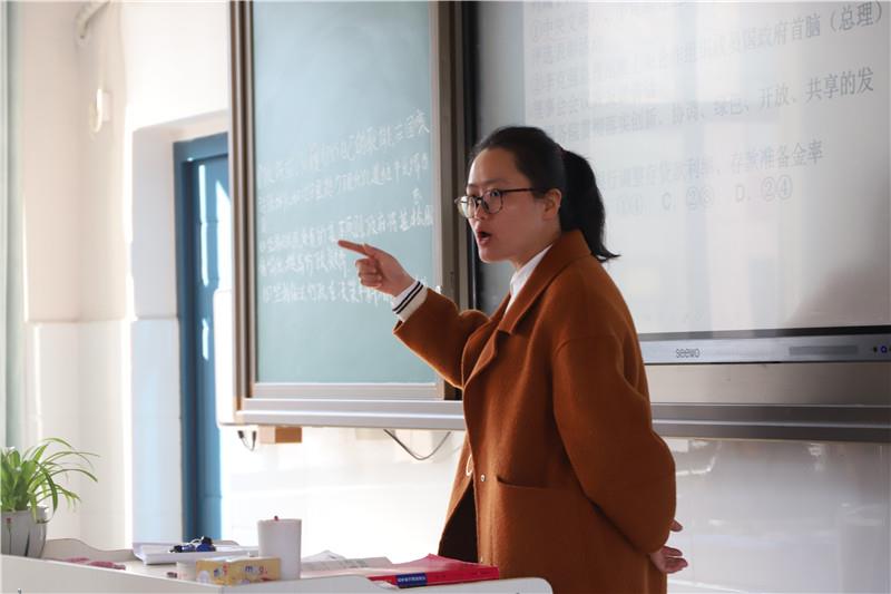 堅定信仰，立德樹(shù)人